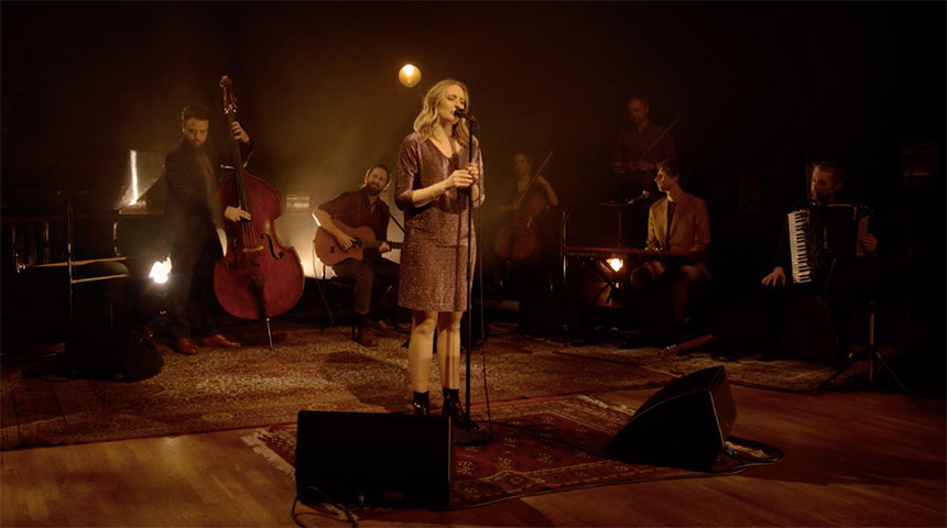 Louisa Lyne mit Band